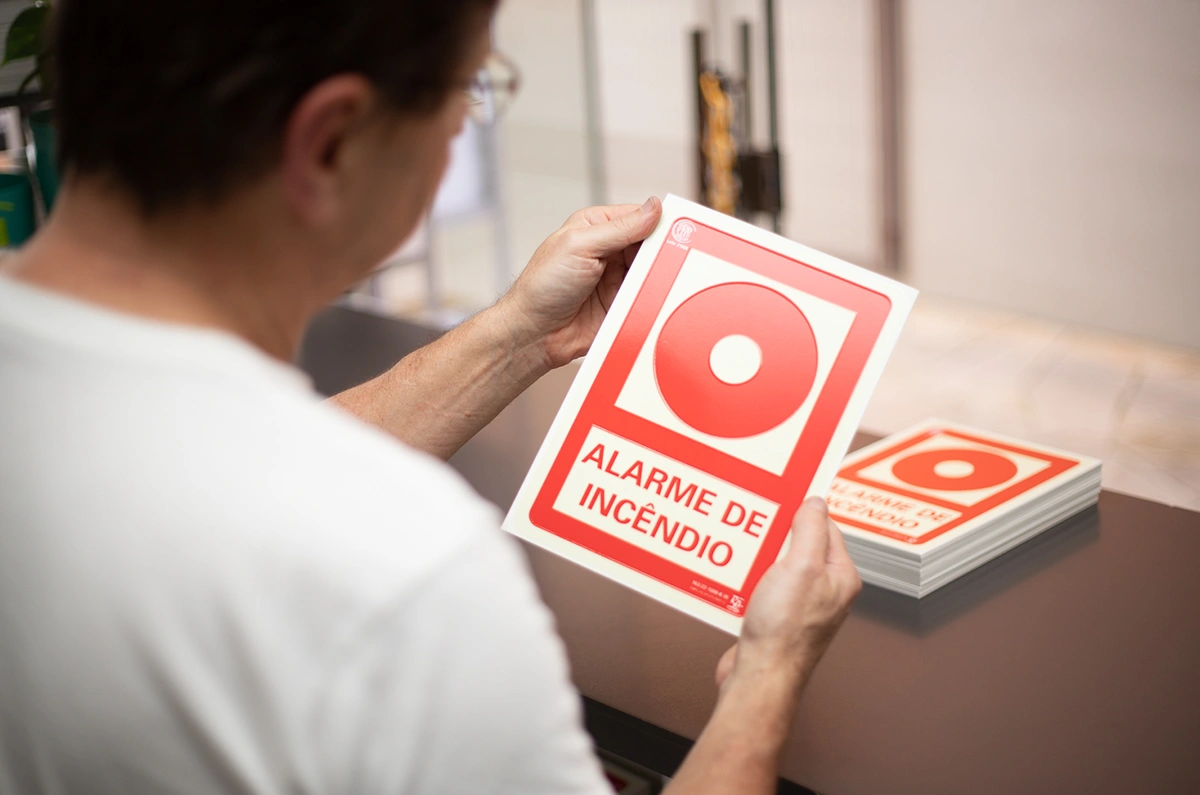 Equipe R.A. Serigrafia em processo de fabricação